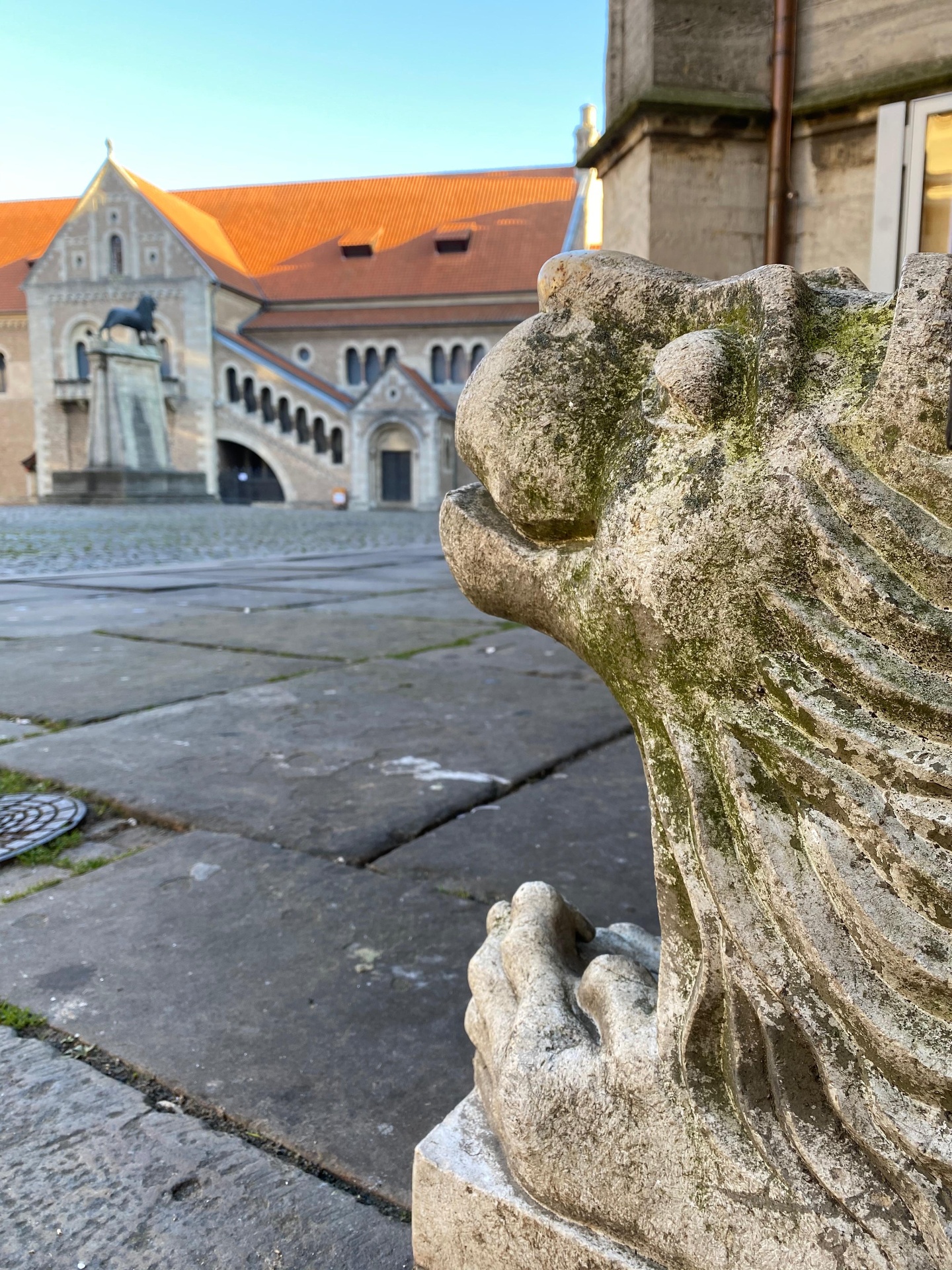 Braunschweiger Löwe auf dem Burgplatz mit Blick auf Dom und Burg Dankwarderode